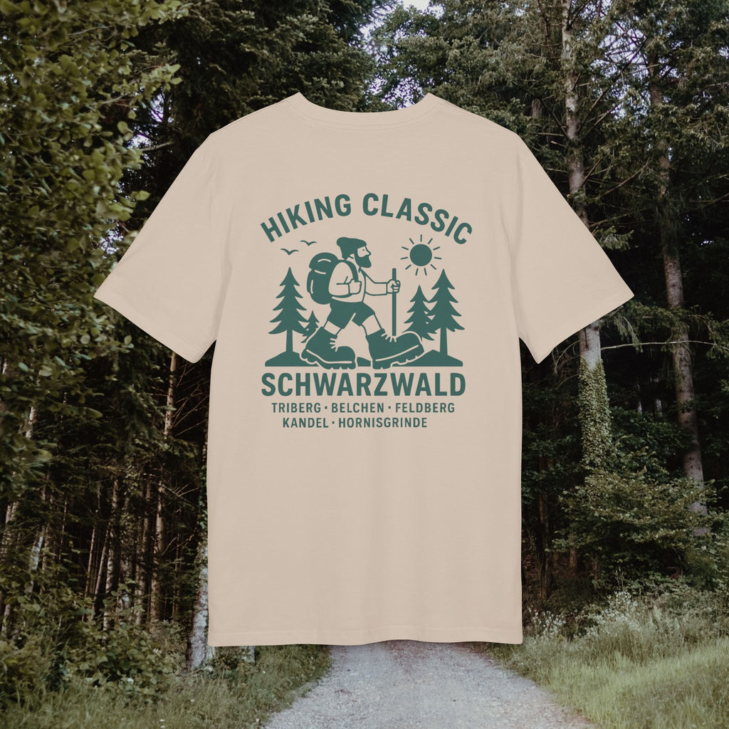 Hiking Classic Schwarzwald T-Shirt – Wanderer-Illustration mit Rückendruck | Schwarzwald Design | Unisex Bio-Baumwollshirt