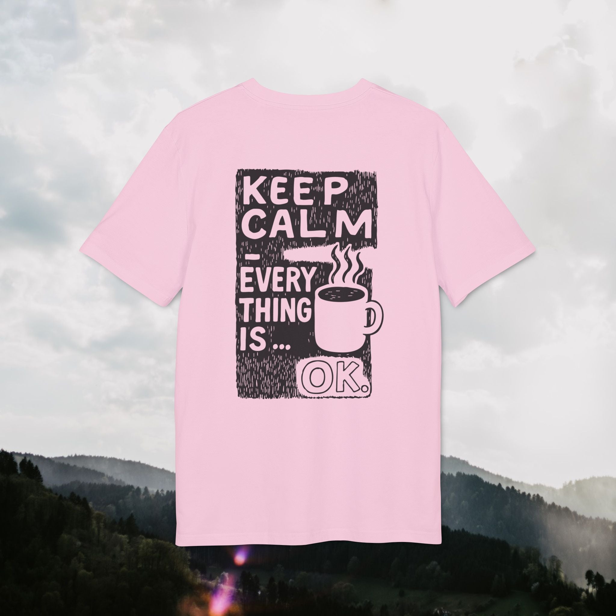 Keep Calm T-Shirt – Everything is OK | Kaffee/Tee Illustration mit Rückendruck | Unisex Bio-Baumwollshirt
