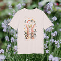 Naturweißes T-Shirt mit floraler Illustration aus offenen Händen, Blüten und Schmetterling