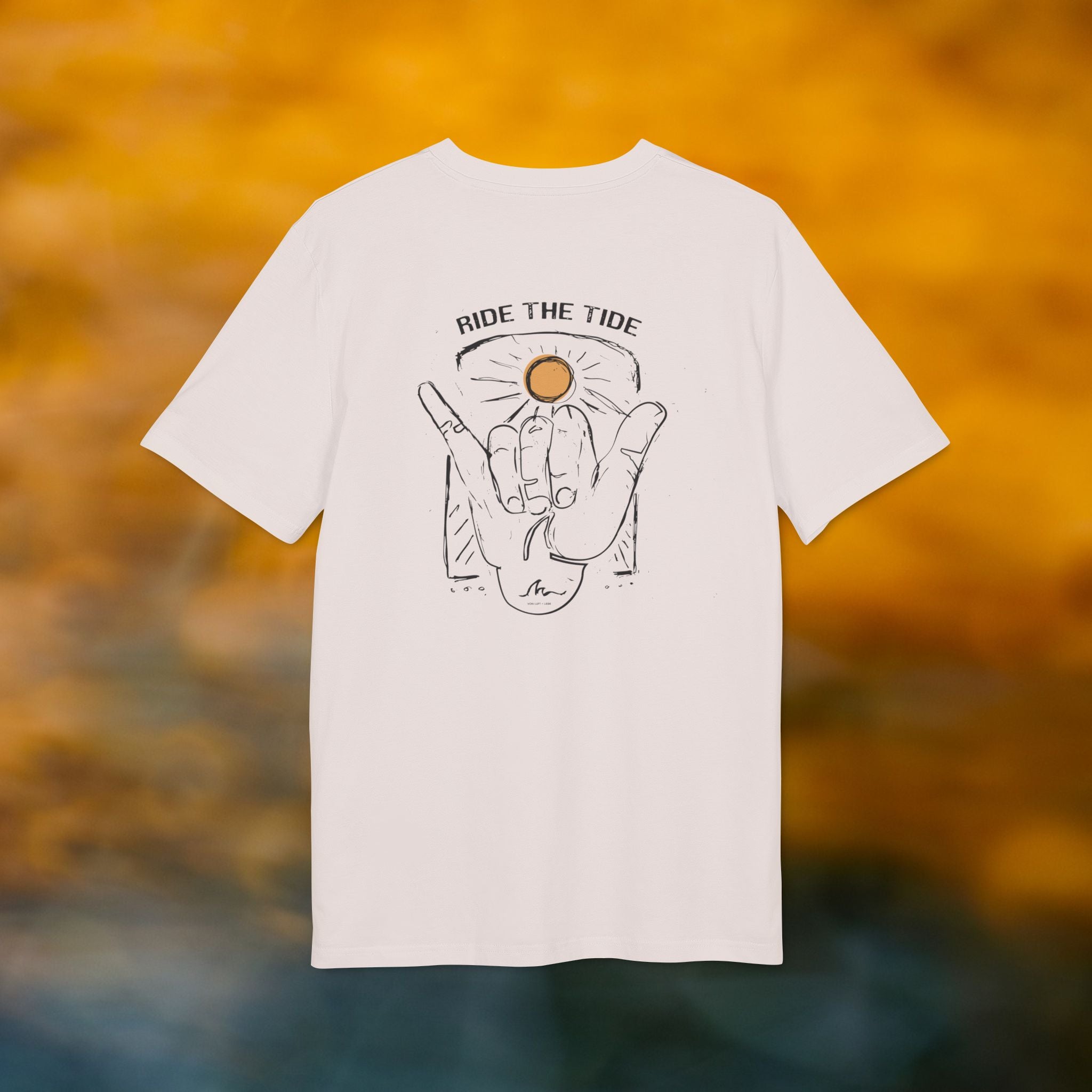 Ride the Tide T-Shirt – Shaka Surfer Sonne Design | Sommer Beachshirt mit Rückendruck | Unisex Bio-Baumwollshirt