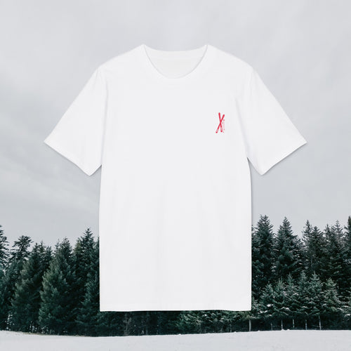 Weißes T-Shirt mit kleinem roten Ski-Motiv auf der Brust, vor winterlicher Tannenwald-Kulisse