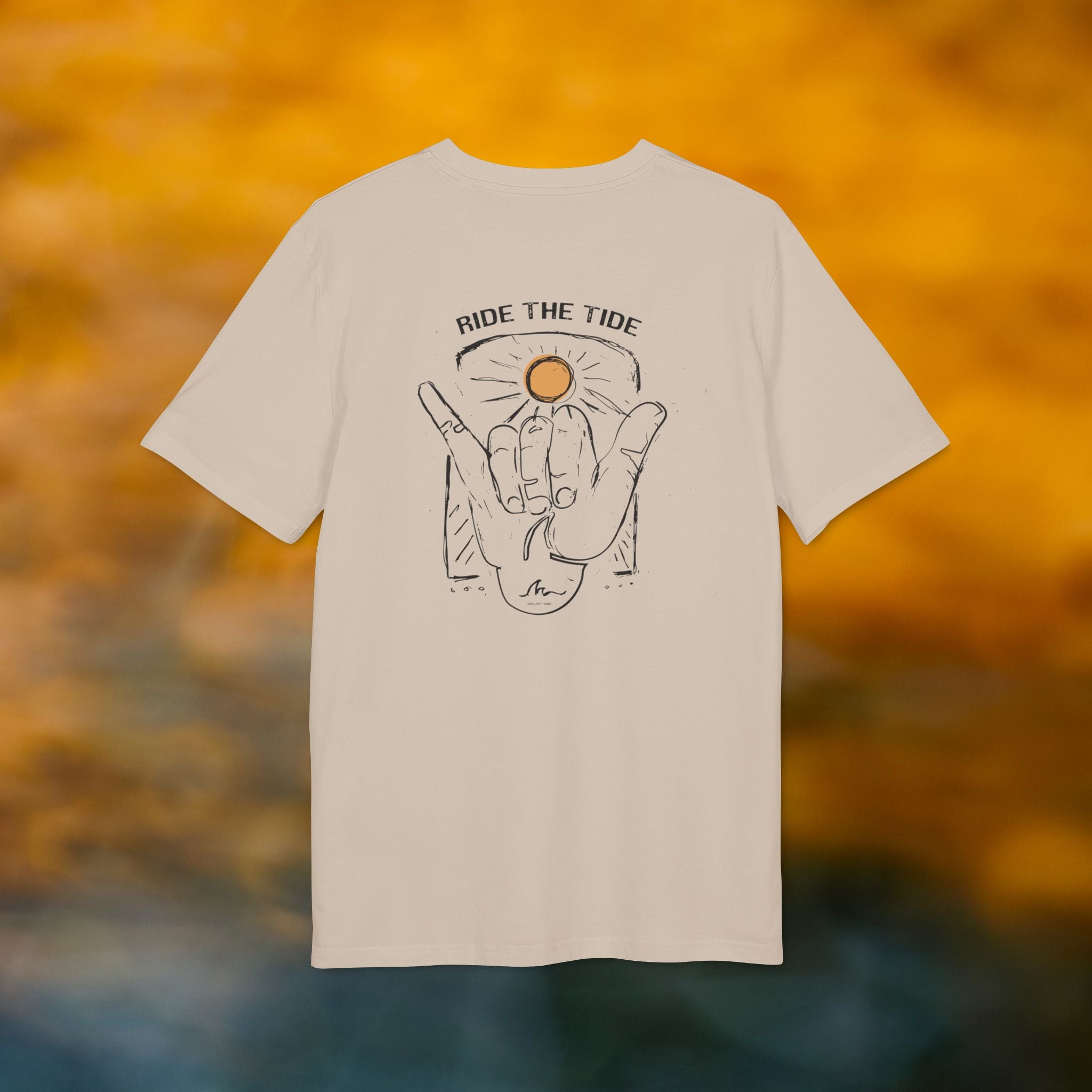 Ride the Tide T-Shirt – Shaka Surfer Sonne Design | Sommer Beachshirt mit Rückendruck | Unisex Bio-Baumwollshirt