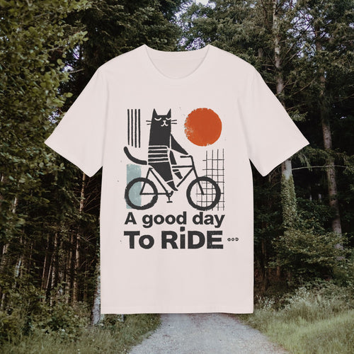 Naturweißes Shirt mit illustrierter Radfahrer-Katze und roter Sonne, Waldweg im Hintergrund