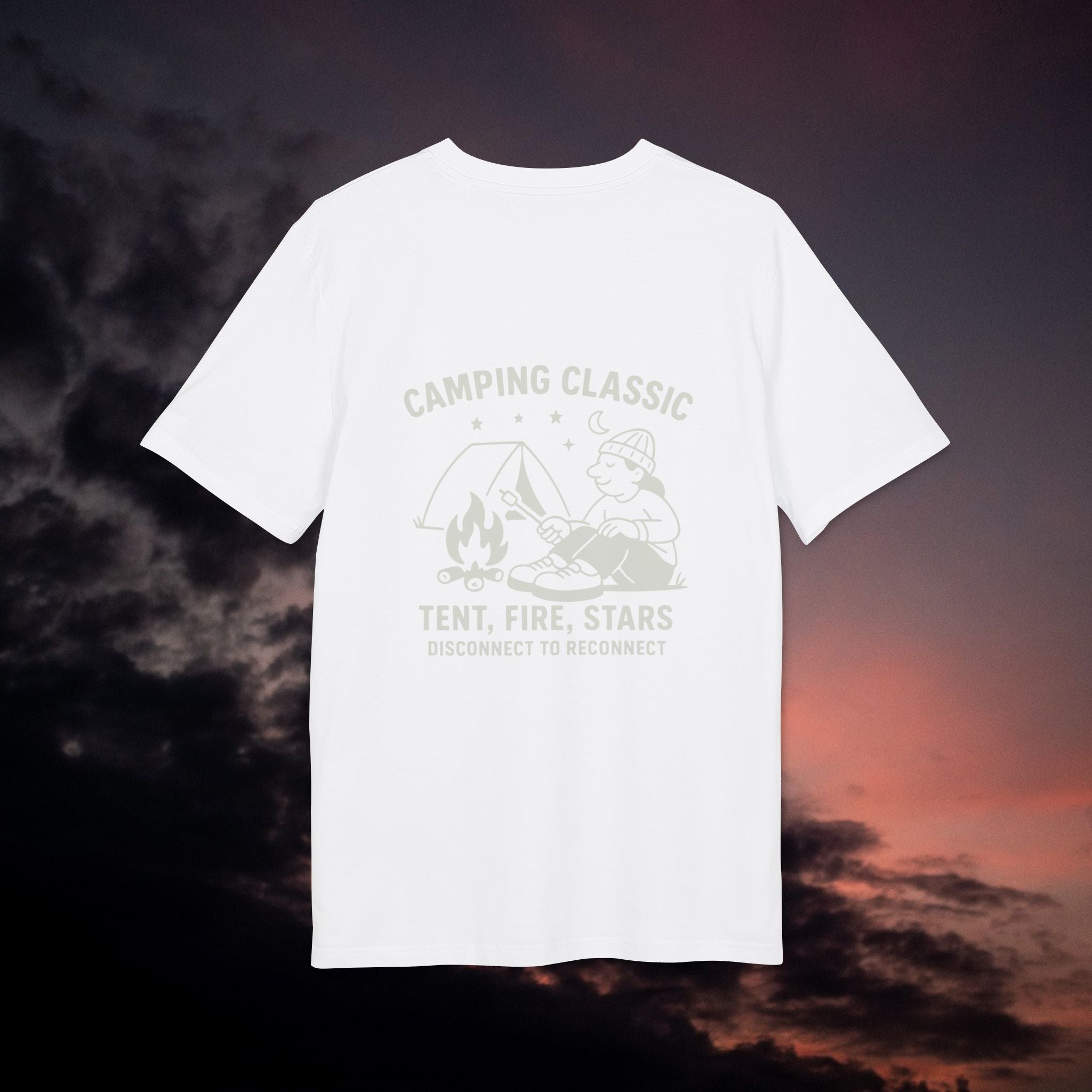 Camping Classic T-Shirt – Tent, Fire, Stars | Lagerfeuer-Design mit Rückendruck | Unisex Bio-Baumwollshirt