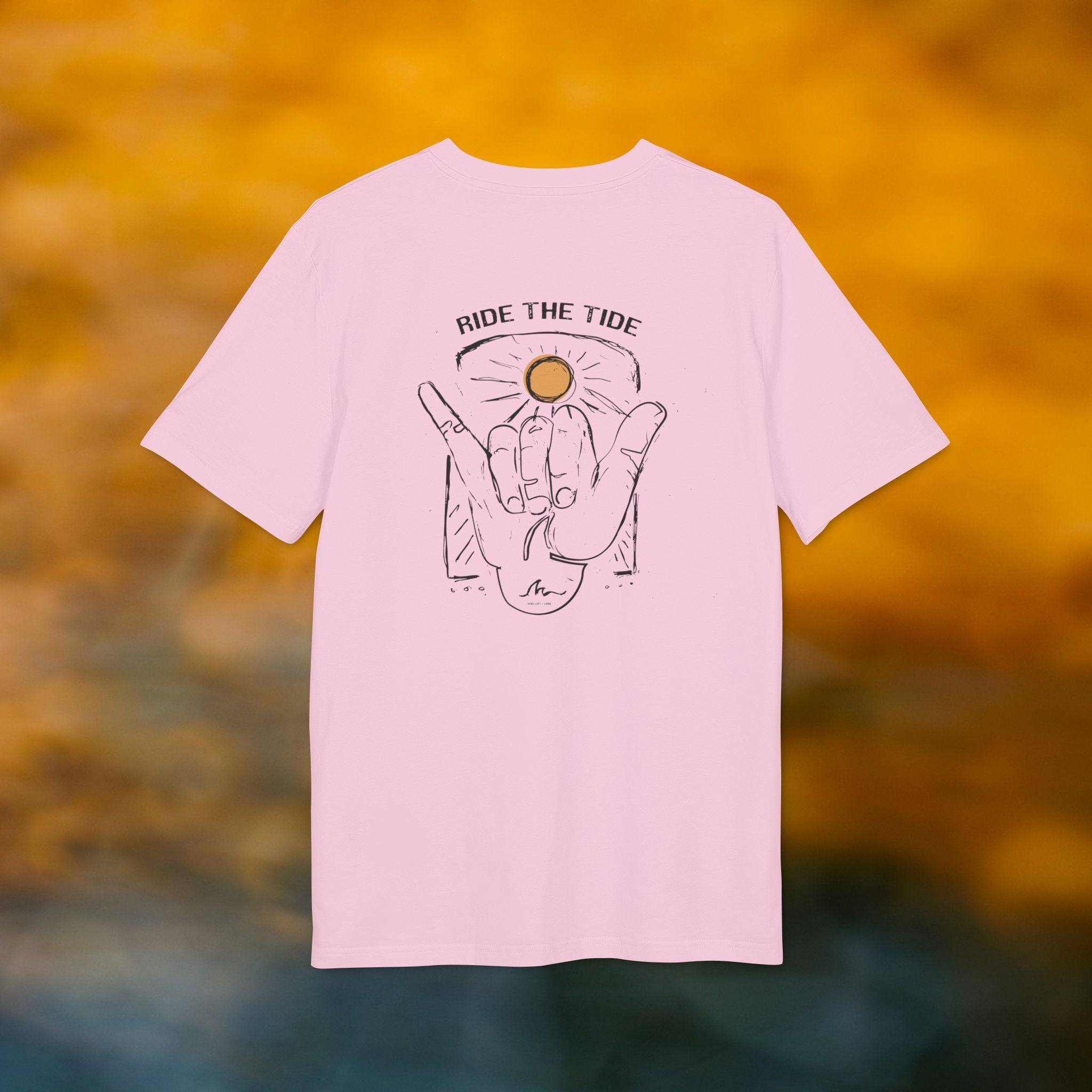 Ride the Tide T-Shirt – Shaka Surfer Sonne Design | Sommer Beachshirt mit Rückendruck | Unisex Bio-Baumwollshirt