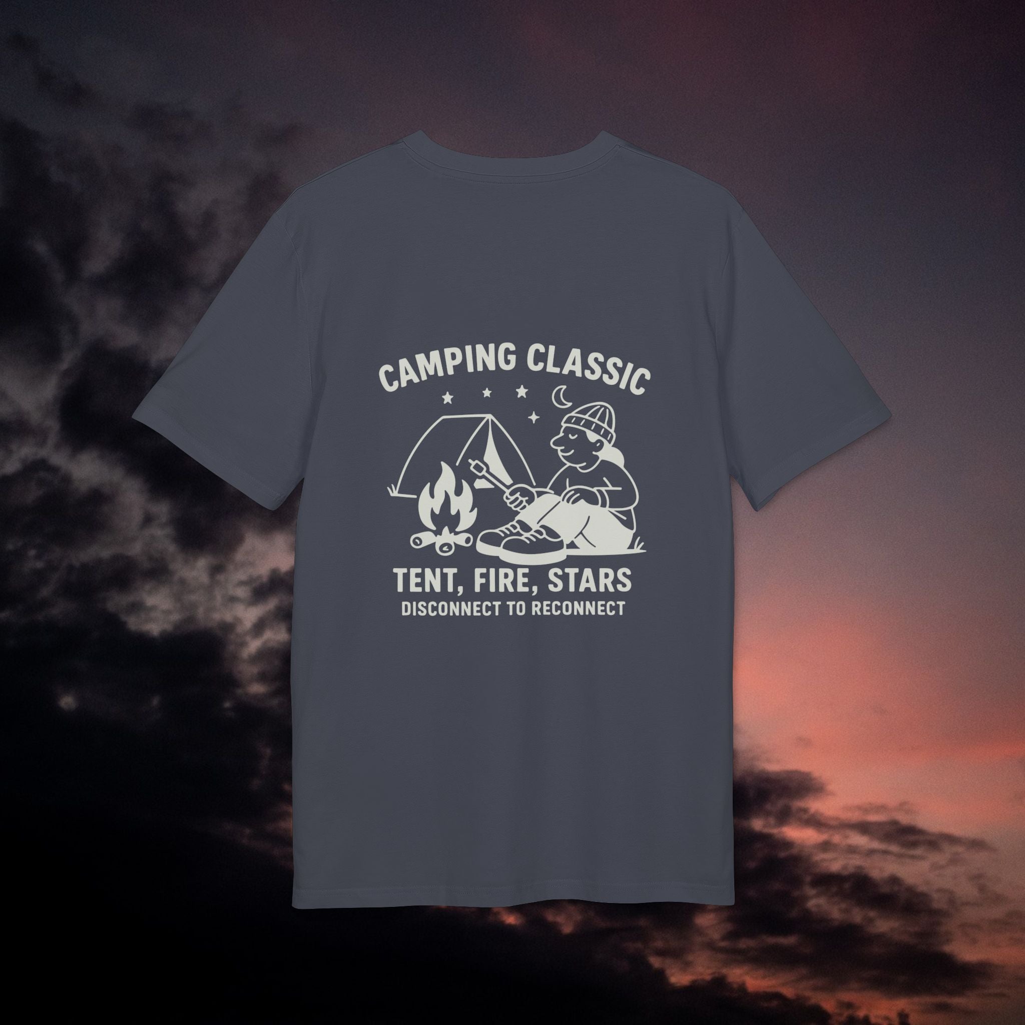 Camping Classic T-Shirt – Tent, Fire, Stars | Lagerfeuer-Design mit Rückendruck | Unisex Bio-Baumwollshirt