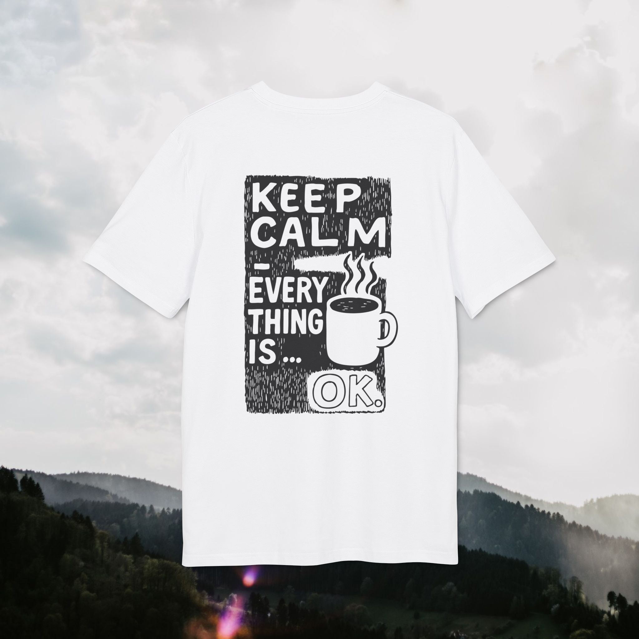 Keep Calm T-Shirt – Everything is OK | Kaffee/Tee Illustration mit Rückendruck | Unisex Bio-Baumwollshirt