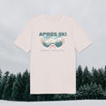 Naturweißes Shirt mit Après-Ski-Skibrille und Bergmotiv, vor verschneitem Nadelwald