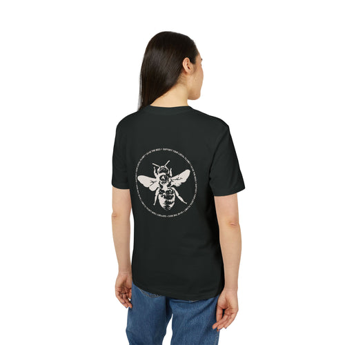 Person von hinten im schwarzen Shirt mit Bienen-Rückenprint im Kreis