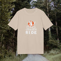 Sandbeiges Shirt mit radfahrender Katze in Orange und Weiß, Waldweg im Hintergrund
