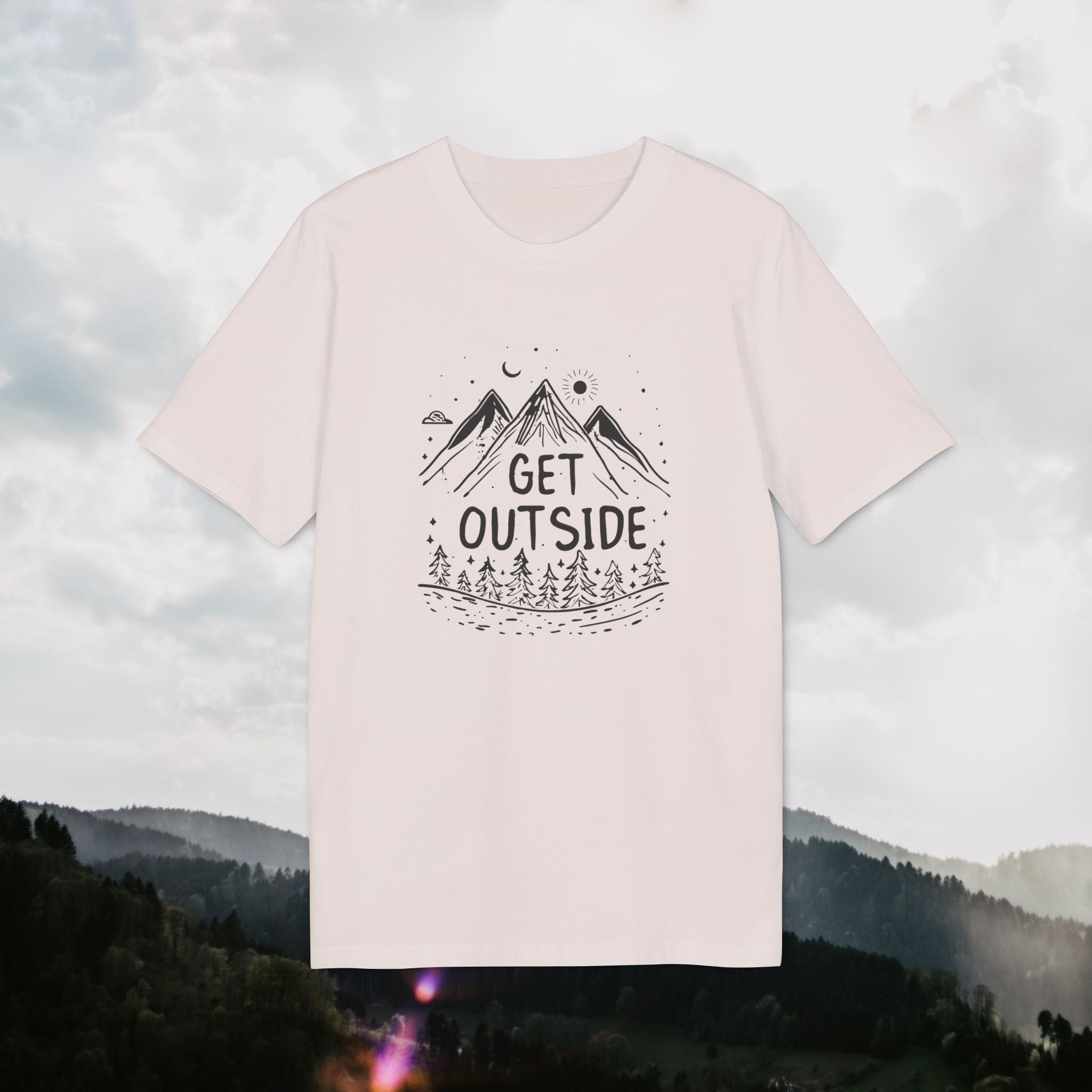 Get Outside T-Shirt – Outdoor Illustration mit Bergen & Wald | Unisex Bio-Baumwollshirt
