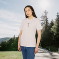 Junge Frau trägt das naturweiße Rennrad-Shirt mit kleinem Frontprint auf einer Straße am Waldrand