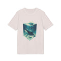 Naturweißes T-Shirt mit ruhigem Walmotiv in Blau- und Grüntönen auf Brusthöhe