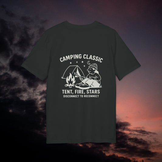 Camping Classic T-Shirt – Tent, Fire, Stars | Lagerfeuer-Design mit Rückendruck | Unisex Bio-Baumwollshirt