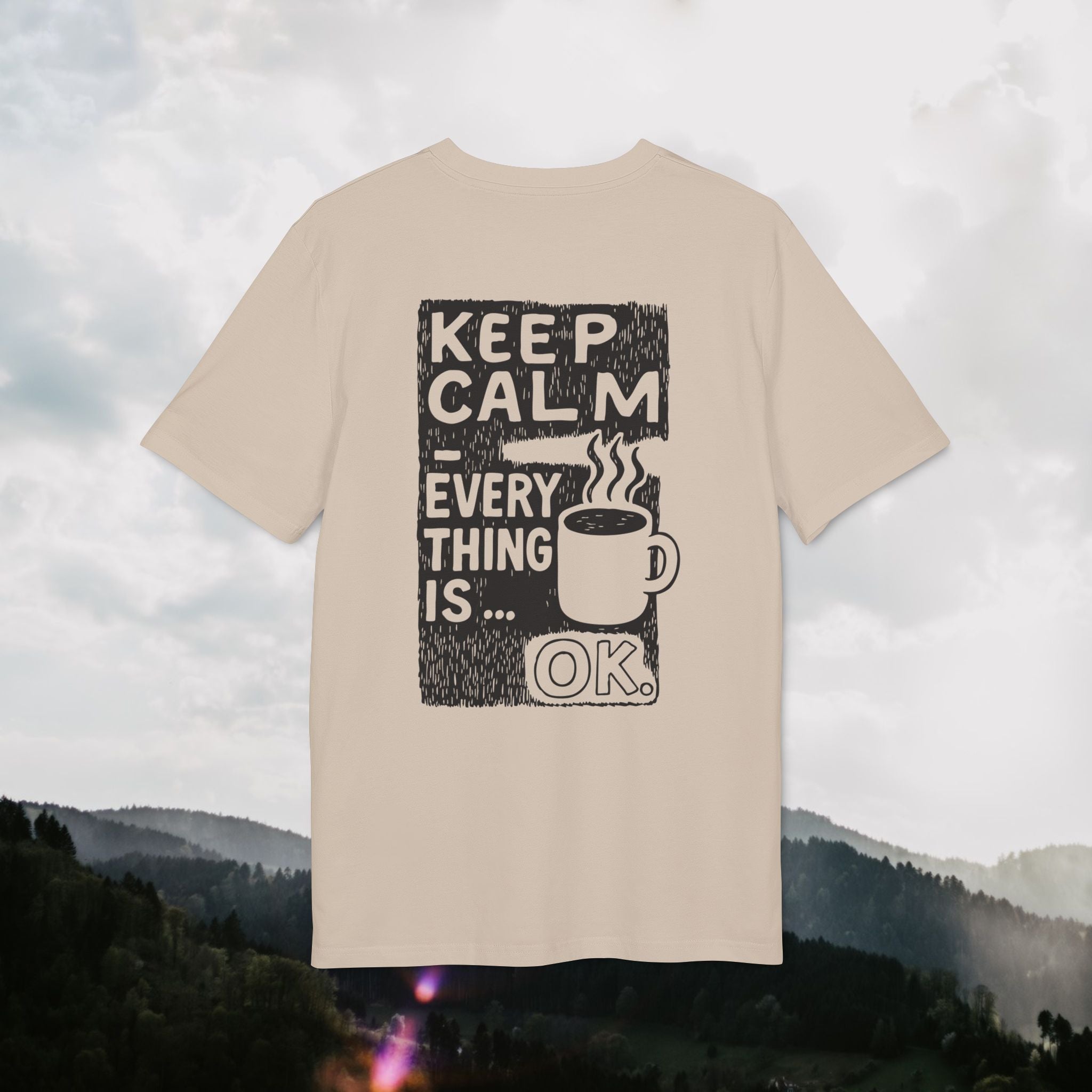 Keep Calm T-Shirt – Everything is OK | Kaffee/Tee Illustration mit Rückendruck | Unisex Bio-Baumwollshirt