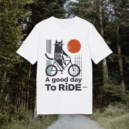 Weißes T-Shirt mit Katze auf dem Fahrrad, roter Sonne und Schriftzug A good day to ride, im Wald