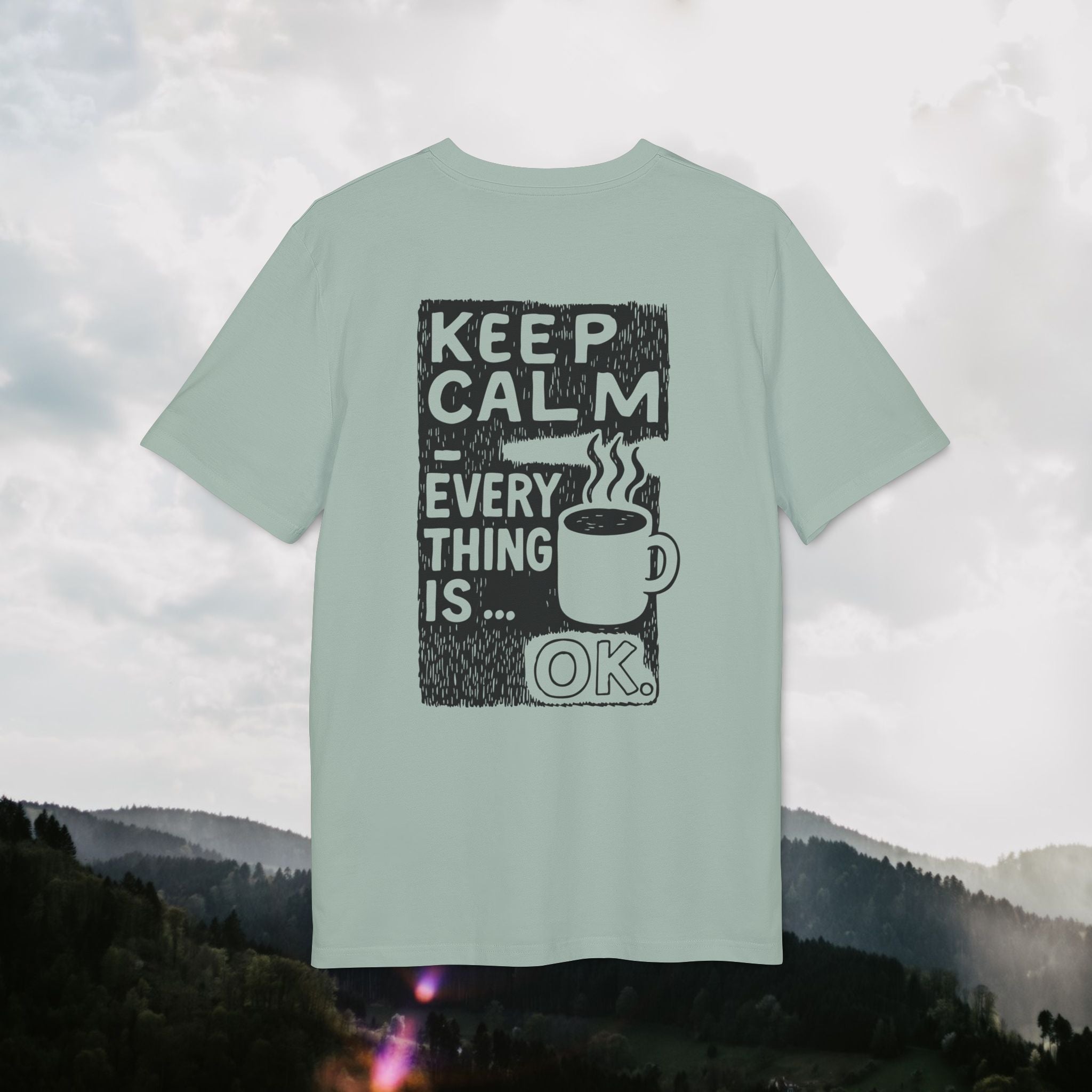 Keep Calm T-Shirt – Everything is OK | Kaffee/Tee Illustration mit Rückendruck | Unisex Bio-Baumwollshirt