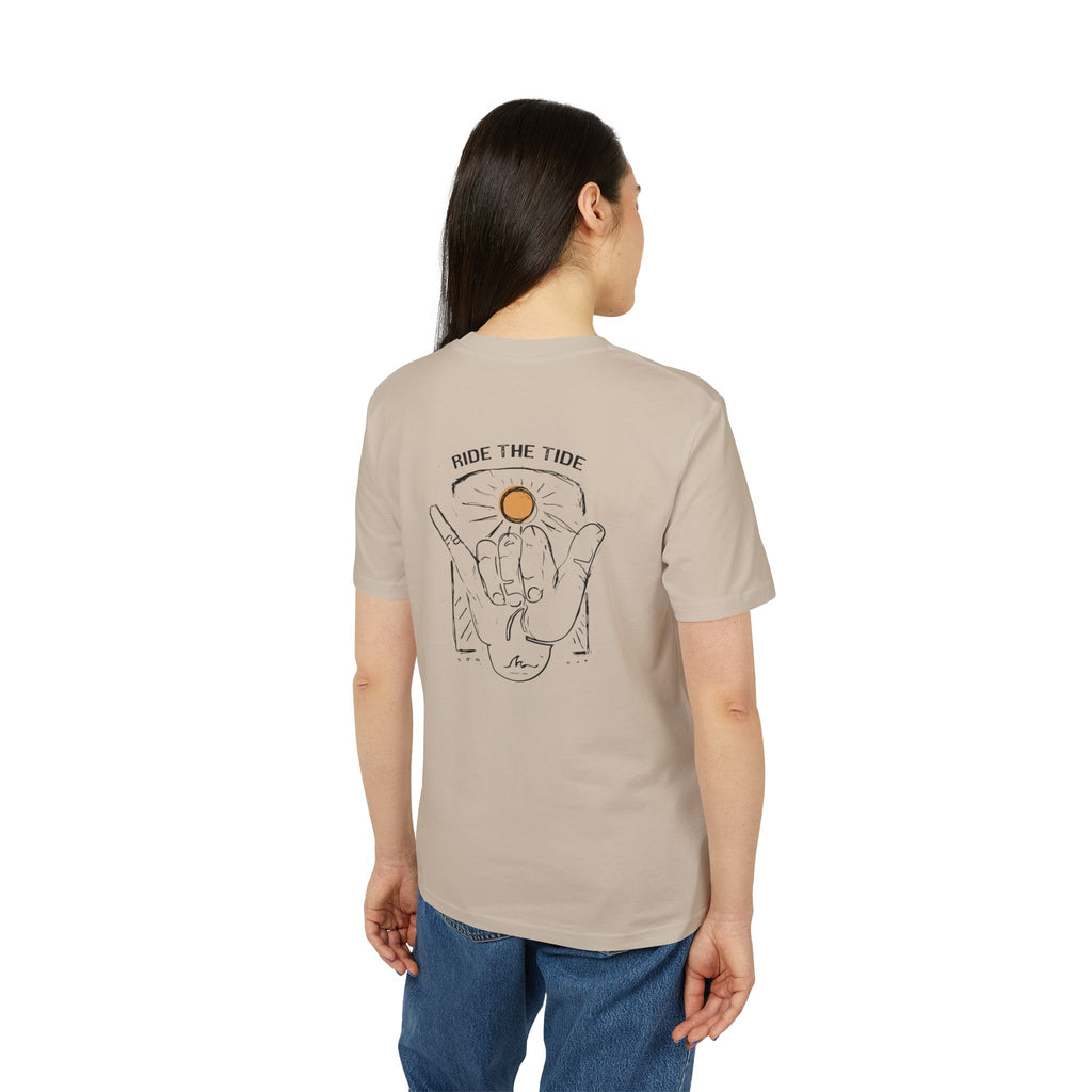 Ride the Tide T-Shirt – Shaka Surfer Sonne Design | Sommer Beachshirt mit Rückendruck | Unisex Bio-Baumwollshirt