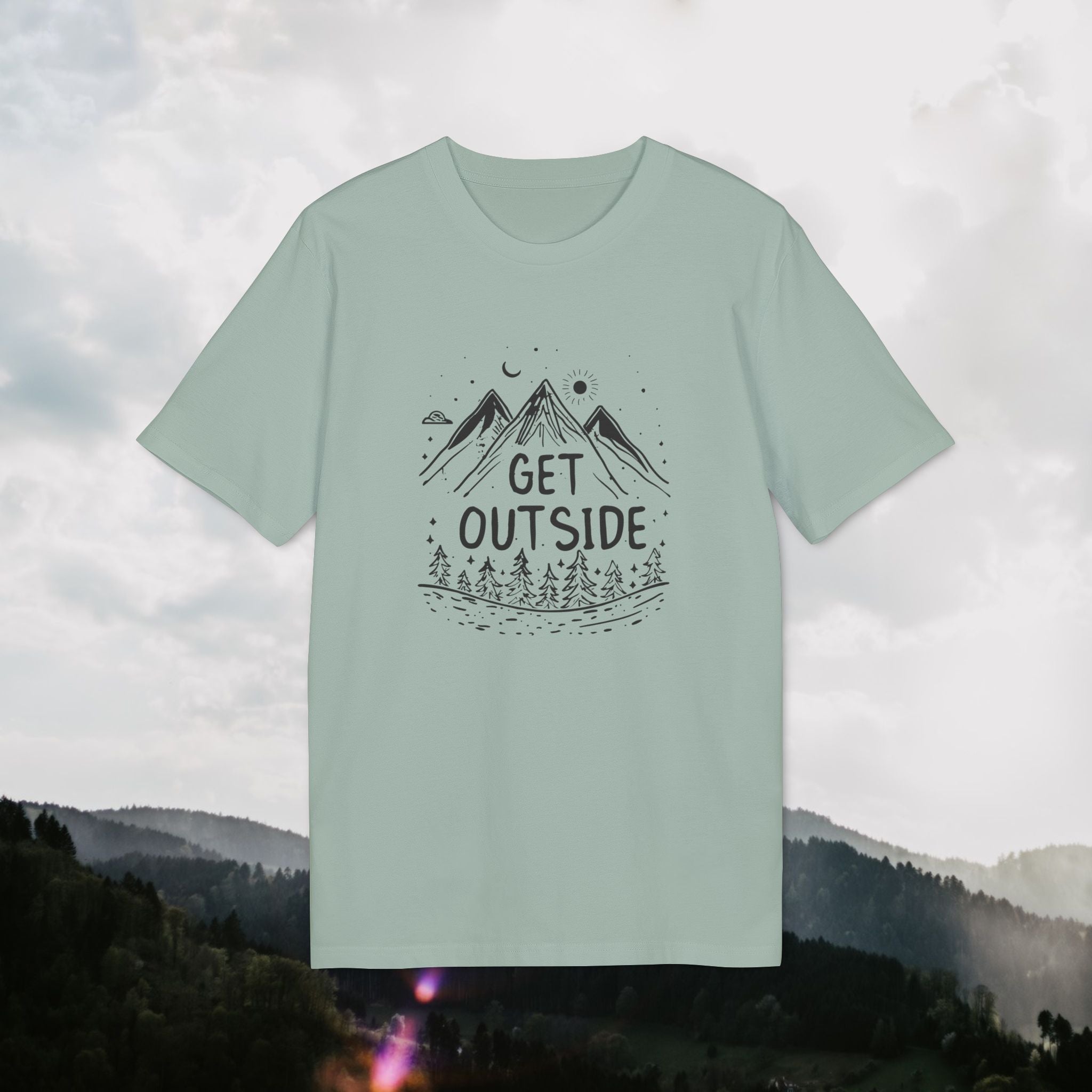 Get Outside T-Shirt – Outdoor Illustration mit Bergen & Wald | Unisex Bio-Baumwollshirt