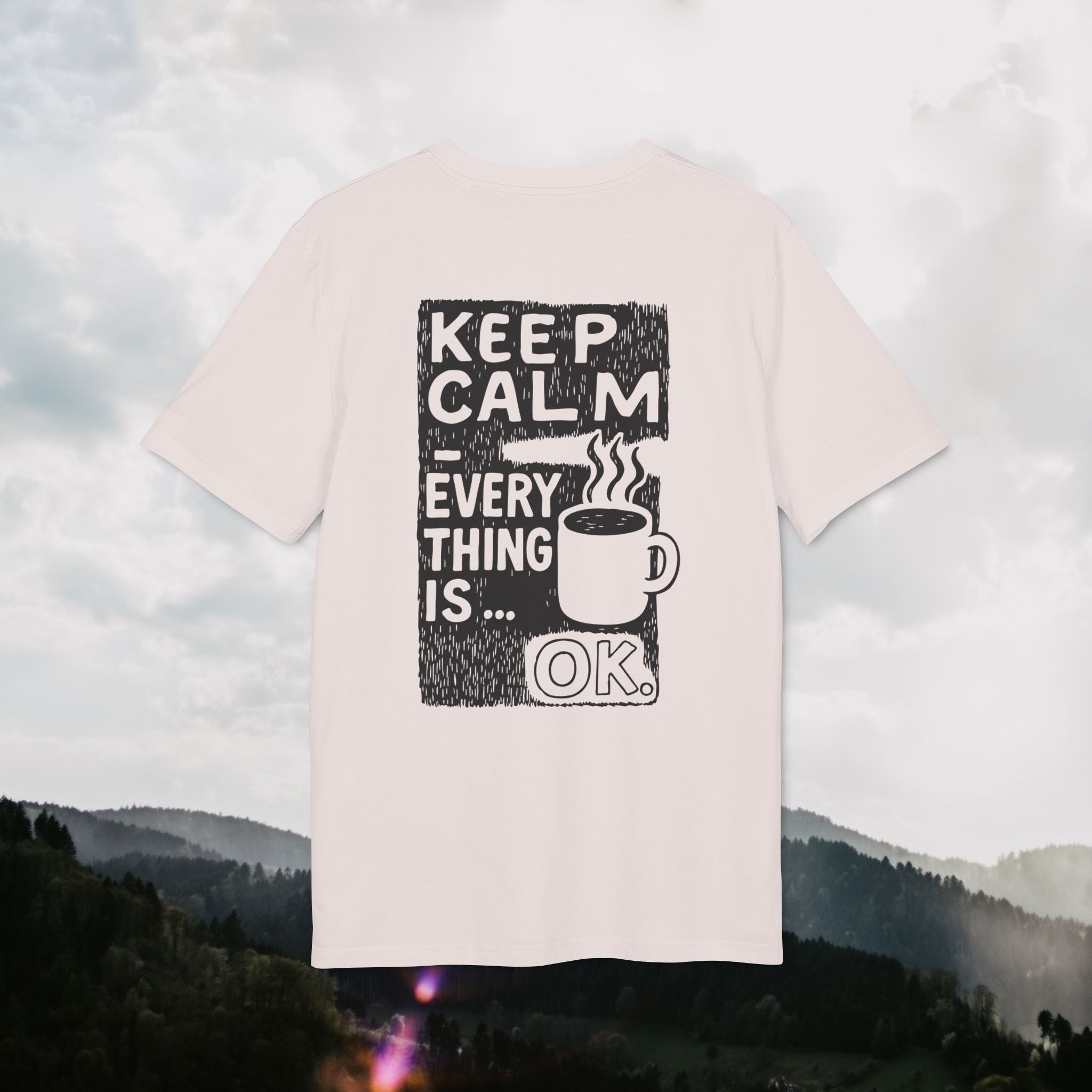 Keep Calm T-Shirt – Everything is OK | Kaffee/Tee Illustration mit Rückendruck | Unisex Bio-Baumwollshirt