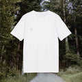 Weißes T-Shirt mit zartem kleinem Camping-Symbol auf der Brust, im Wald aufgehängt