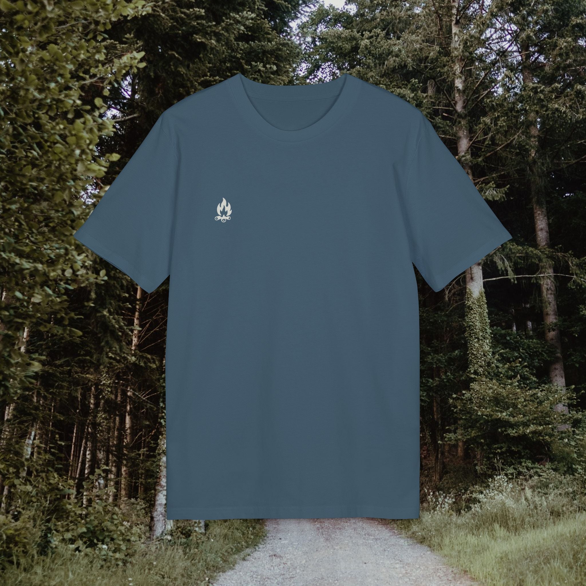 Camping Classic T-Shirt – Tent, Fire, Stars | Lagerfeuer-Design mit Rückendruck | Unisex Bio-Baumwollshirt