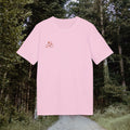 Altrosa Shirt mit kleinem Rennrad-Motiv auf der Brust, aufgehängt im grünen Wald
