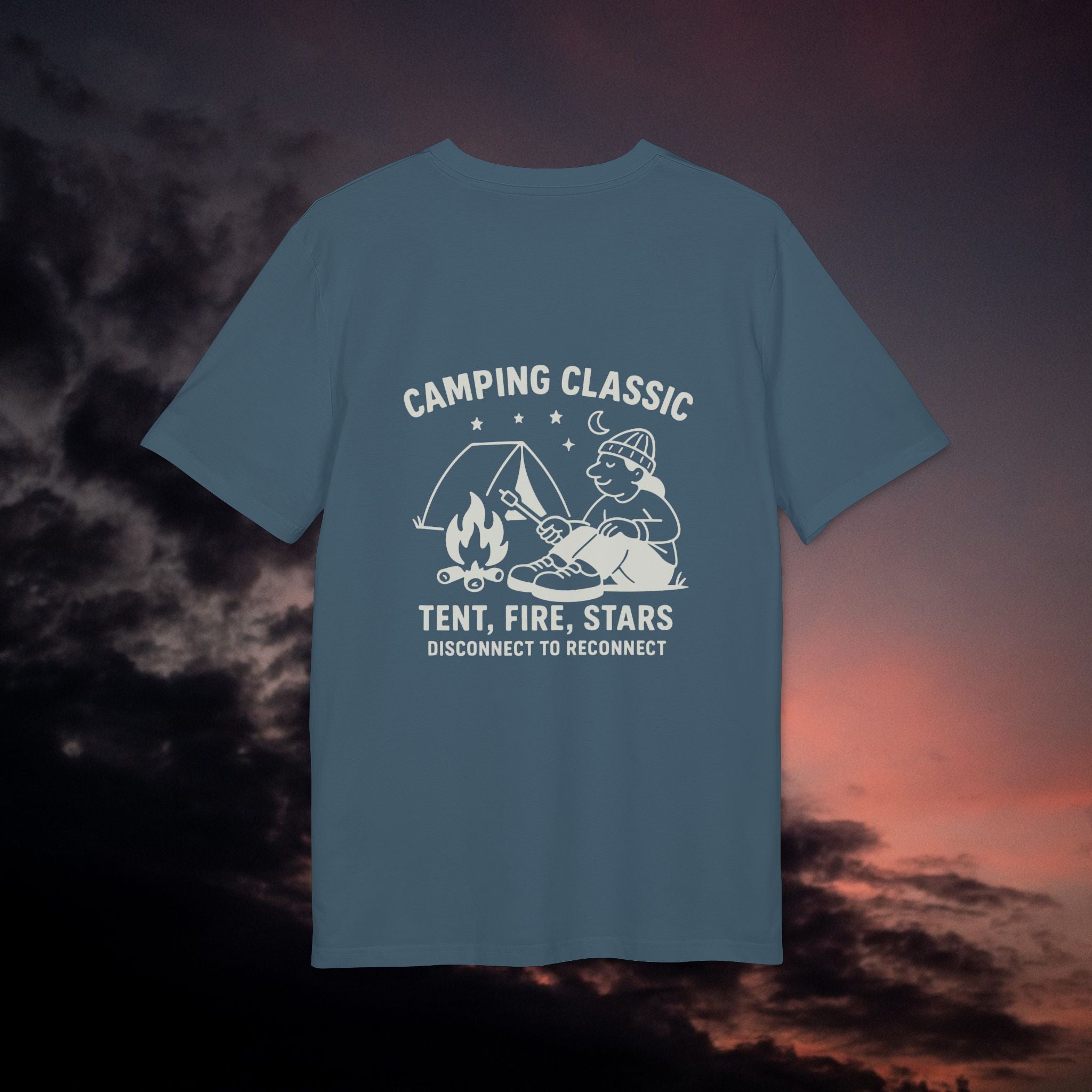 Camping Classic T-Shirt – Tent, Fire, Stars | Lagerfeuer-Design mit Rückendruck | Unisex Bio-Baumwollshirt