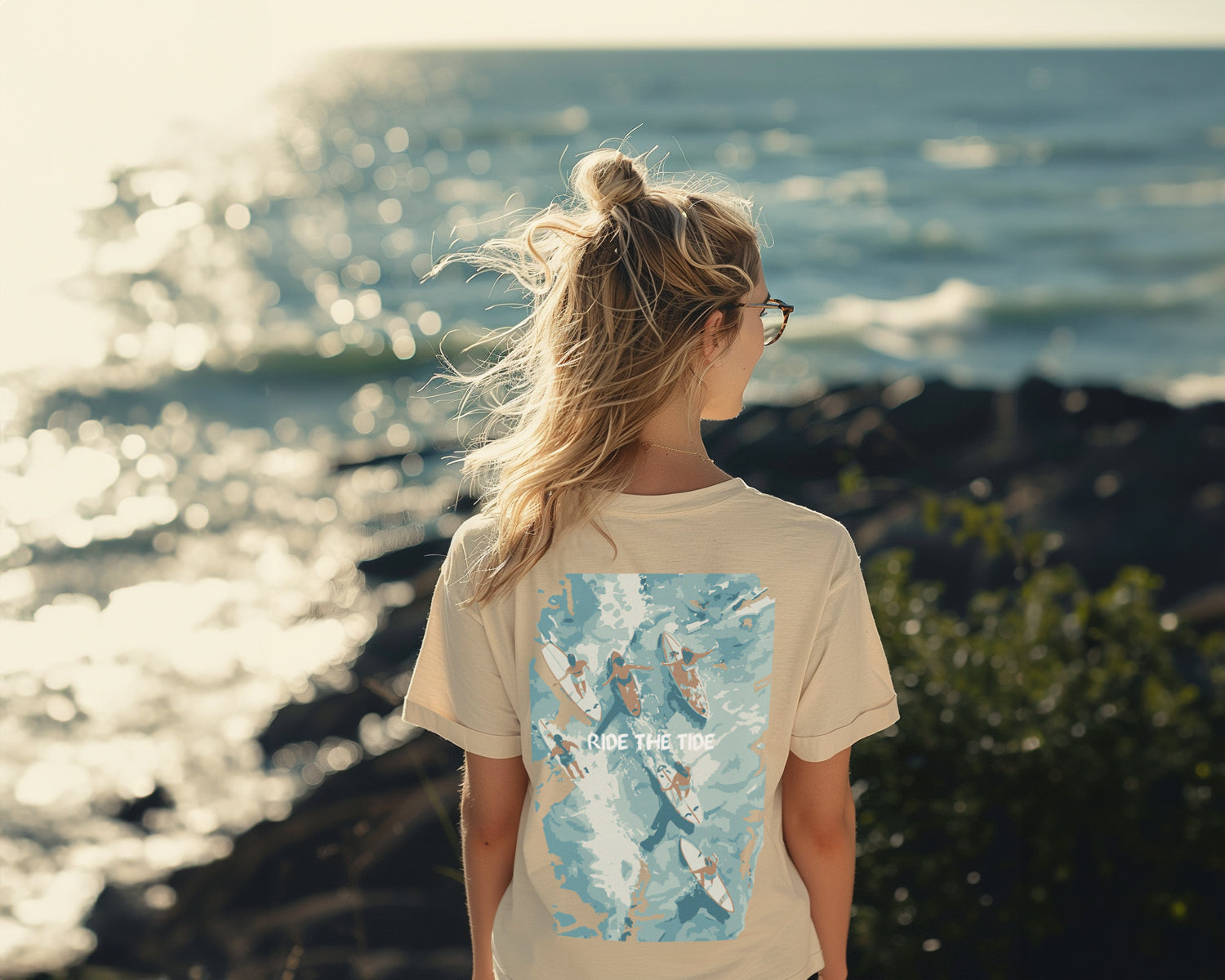 Surfbrett Illustration, "Ride the Tide", Meer Surfen Design T-Shirt aus Baumwolle Unisex mit Print vorne und hinten, Ozean